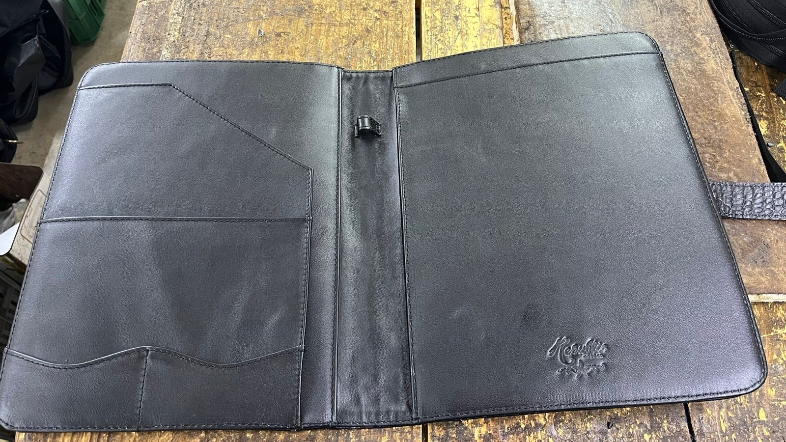 Gator Embossed Padfolio - Black